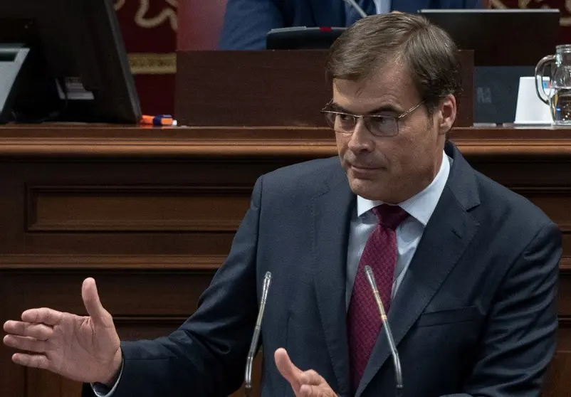 Imagen de Fernando Enseñat en el Parlamento de Canarias.