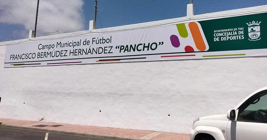 Imagen del cartel del exterior del campo de fútbol de Tías.