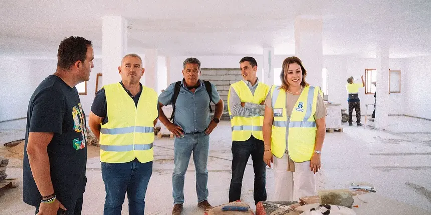 Astrid Pérez junto a Jacobo Lemes y Eduardo Placeres en las obras de la comisaría.