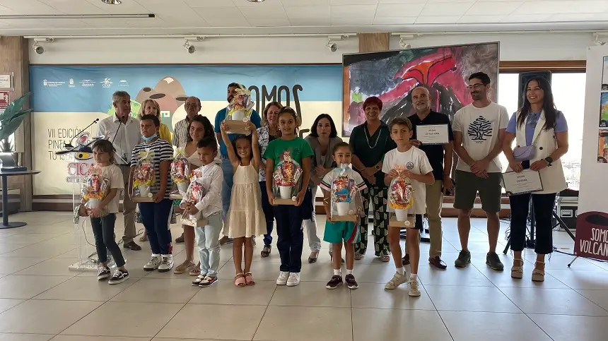 Imagen de los niños galardonados junto a representantres de la Asociación Mercedes Medina Díaz.