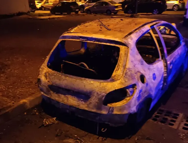 Imagen del coche que ha ardido en Argana.