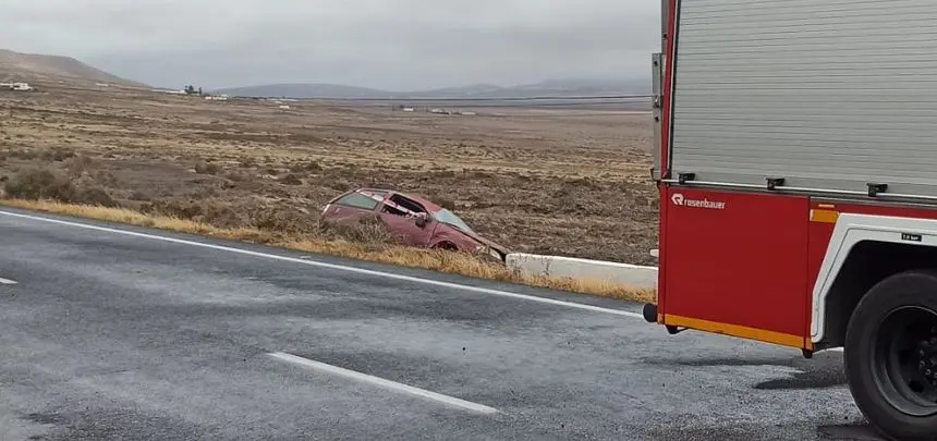 Imagen del vehículo abandonado fuera de la carretera