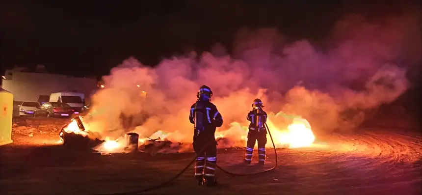 Imagen de los bomberos durante la extinción del fuego.