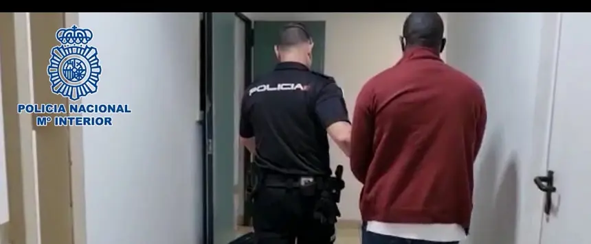 Imagen del momento del traslado del detenido. 