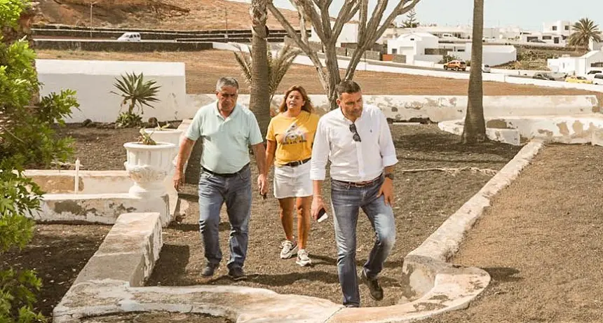 Oswaldo Betancort visitando la zona junto a sus compañeros Olivia Duque y Eugenio Robayna.