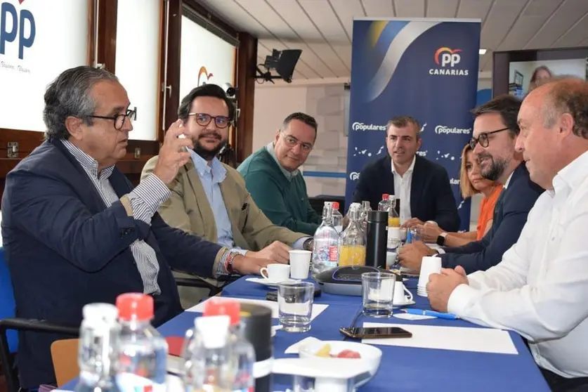 Reunión de dirigentes del PP para abordar el tema del REF en las Cortes Generales.