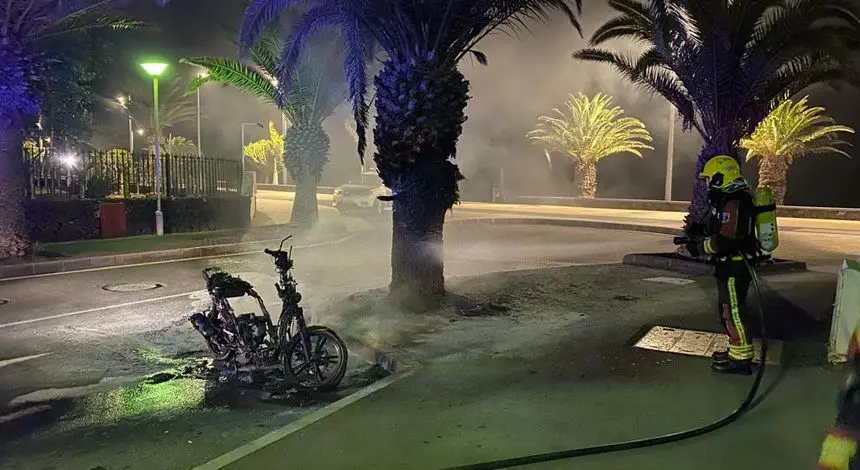 Así quedó la motocicleta después de que los bomberos controlaran el incendio.