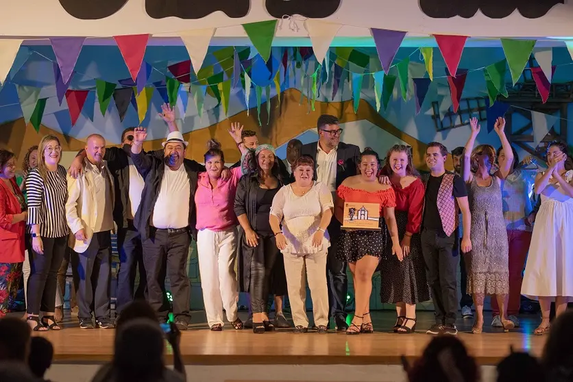 Isidro Pérez junto a los vecinos de Güime tras el Playbakc de Adultos.