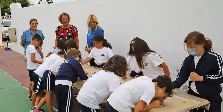 Elena Solís junto a los niños de uno de los Colegios de la Biosfera en uno de los encuentros.