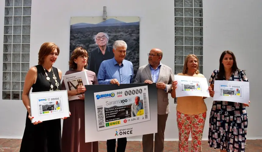 El alcalde de Tías estuvo presente en el acto de entrega del cupón con la imagen de Saramago