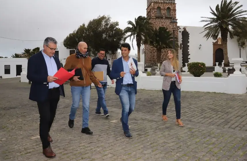 El grupo de concejales del PSOE caminando por La Villa.