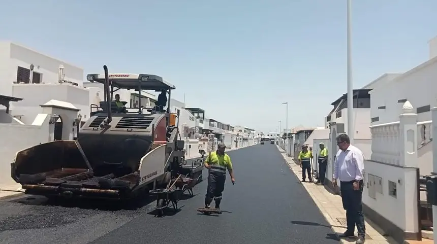 Isidro Pérez visitando las obras de reasfaltado en Playa Honda.