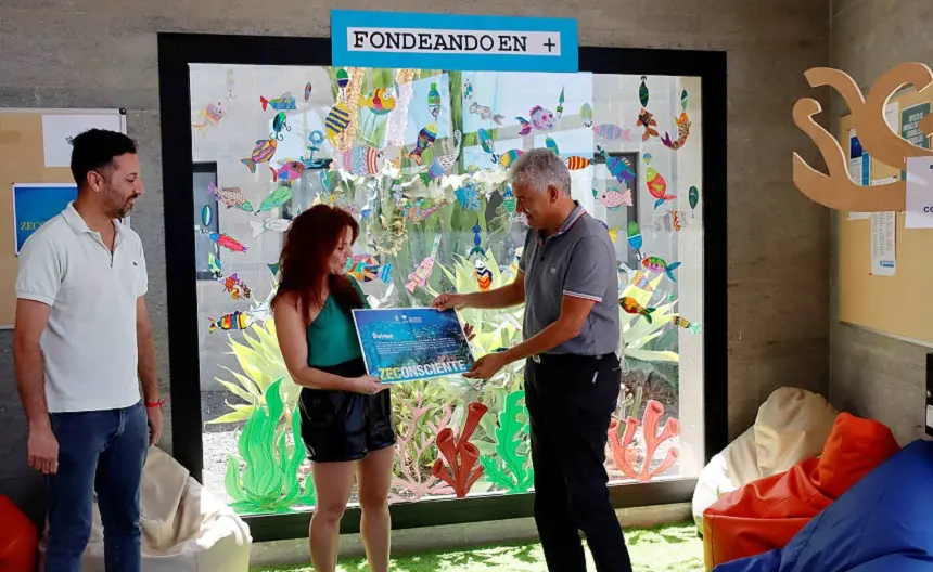 José Juan Cruz y Tomás silvera entregando  a la directora del IES Puerto del Carmen, Luz Divina Baena, un diploma en agradecimiento por su implicación en los proyectos.