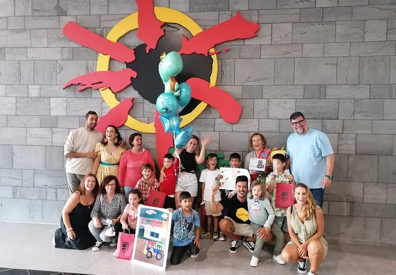 Isidro Pérez y Alma González junto a los niños del CEIP María Auxiliadora de Montaña Blanca y sus familias.