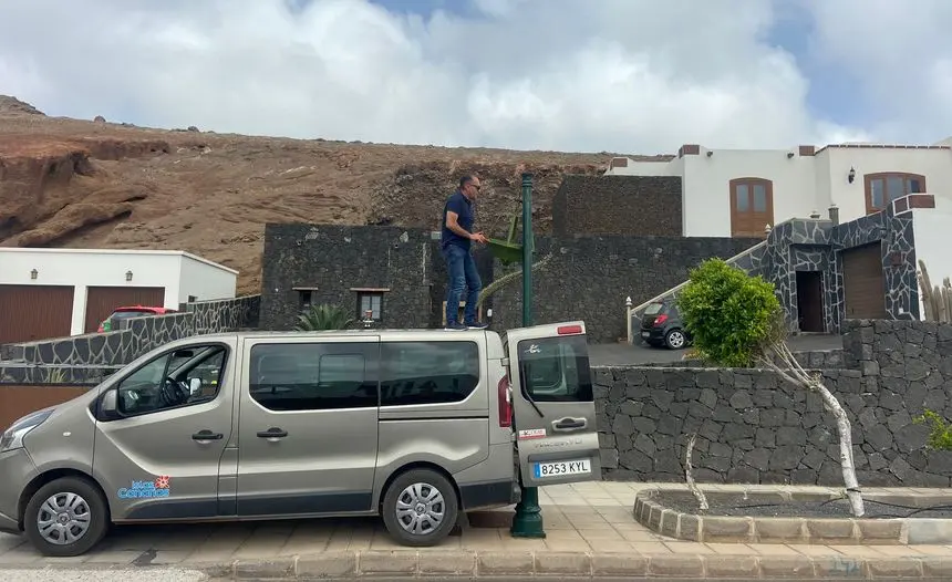 Momento en el que el alcalde se sube en lo alto de la furgoneta para arreglar la farola