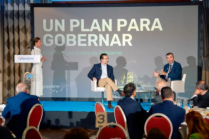 Desayuno-coloquio para presentar el programa económico elaborado por el Partido Popular en las Islas.