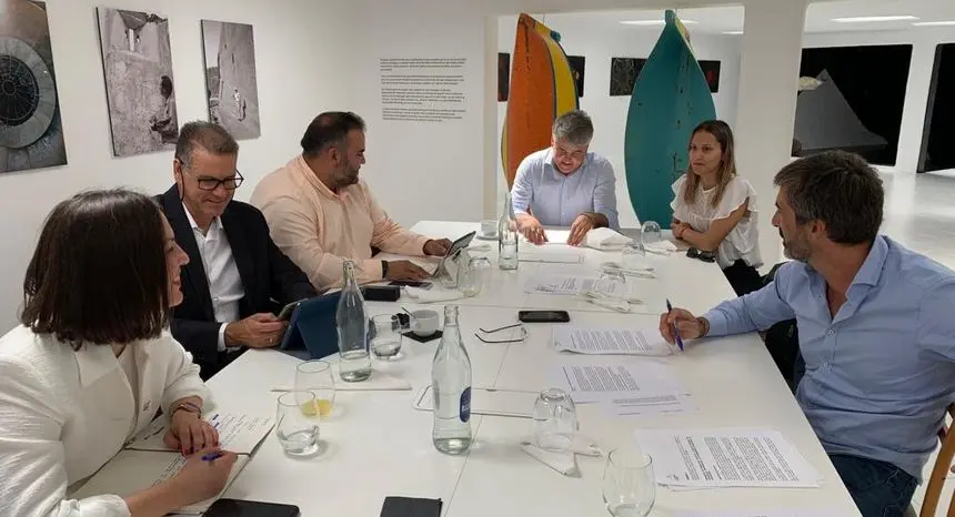 Reunión previa al debate