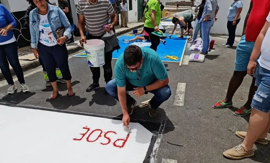 Imagen del alcalde de San Bartolomé terminando la alfombra de sal de su partido