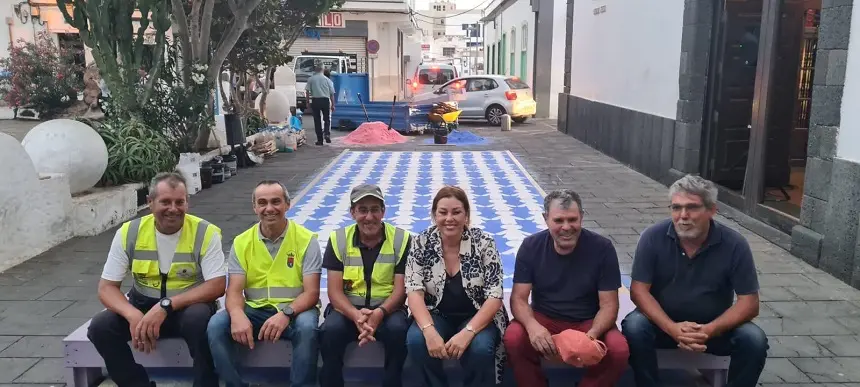 Astrid Pérez junto a operarios del ayuntamiento enfrente de una alfombra de sal.