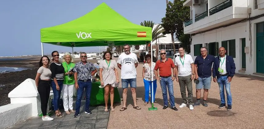 El equipo de VOX en la avenida de Playa Honda.