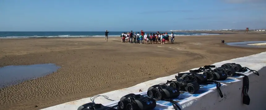 Imagen de jovenes de San Bartolomé participando en el programa Playa Honda, la mar de vida.