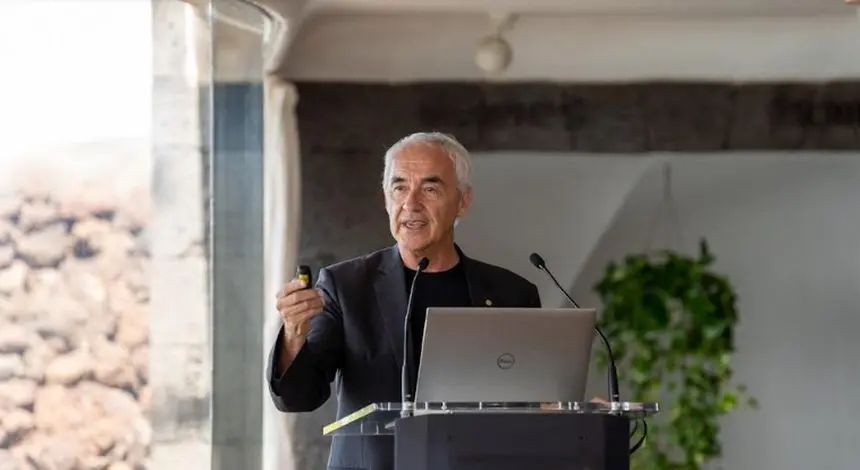 Alfonso Vegara en la presentación de “Lanzarote 2030: Una Estrategia de Ecodesarrollo” en el Castillo de San José.