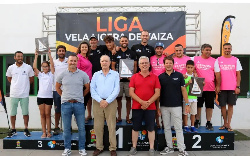 Foto de familia con el podio de la Copa