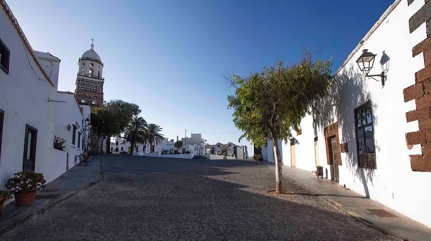 Imagen de la plaza de La Villa de Teguise.