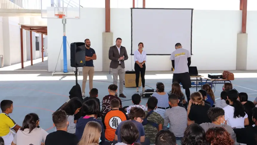 Óscar Noda y Daniel Medina junto a Nira Santana en un centro de Yaiza para impartir las charlas sobre discriminación de las personas por razón de sexo a través de los roles y estereotipos de género presentes en los videojuegos.