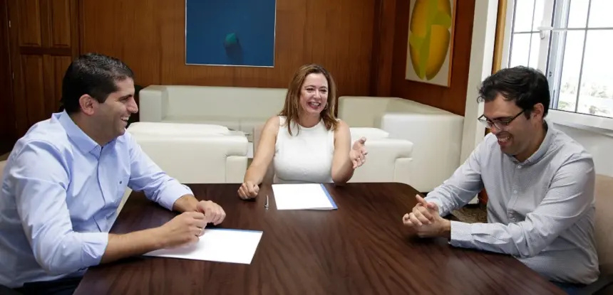 María Dolores Corujo junto a Alberto Aguiar y  Benjamín Perdomo.
