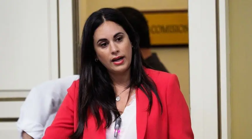 Vidina Espino en el Parlamento de Canarias.