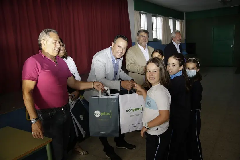 Hugo Delgado en la entrega de un reconocimiento a los alumnos del  CEIP Ajei