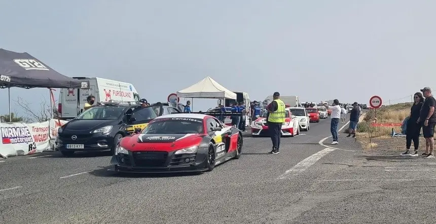 Imagen de coches participantes de un evento deportivo en Lanzarote.