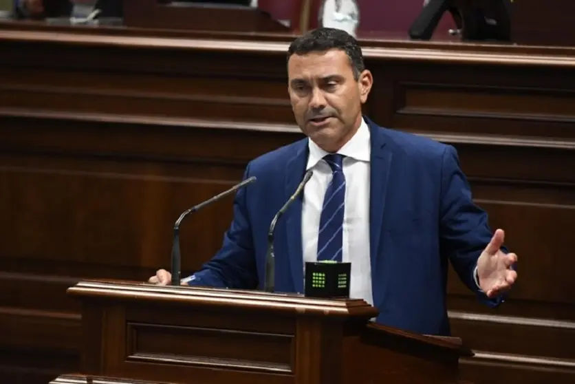 Oswaldo Betancort durante su intervención en el parlamento de Canarias.