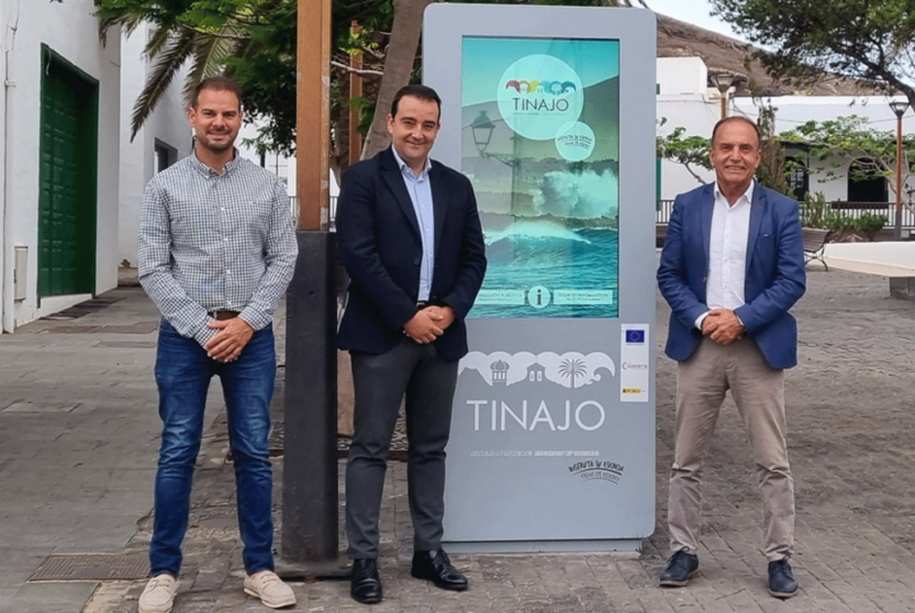 Jesús Machín, Vianney Rodríguez y José Valle junto a uno de los dispositivos digitales instalados.