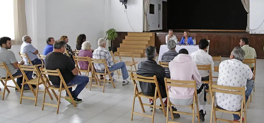 María Dolores Corujo y Alfredo Mendoza en su reunión con los vecinos de Nazaret.