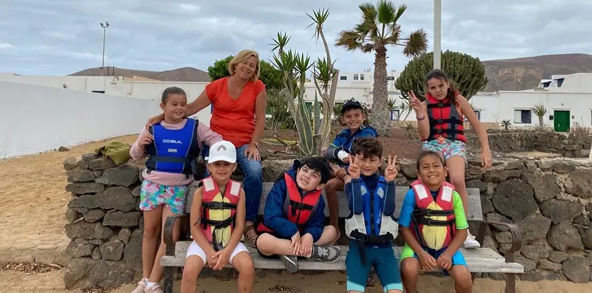 Alicia Paéz junto a los niños del colegio Ignacio Aldecoa en La Graciosa.
