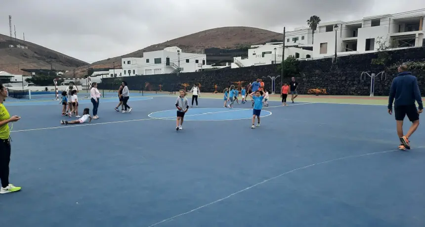 Alumnos de la Escuela Municipal de Atletismo Jabalina durante su último entrenamiento de la temporada.