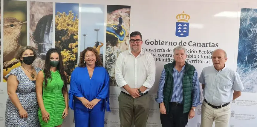 El alcalde de San Bartolomé y diferentes dirigentes de su Ayuntamiento con el viceconsejero de Política Territorial,  el lanzaroteño Leopoldo Díaz.