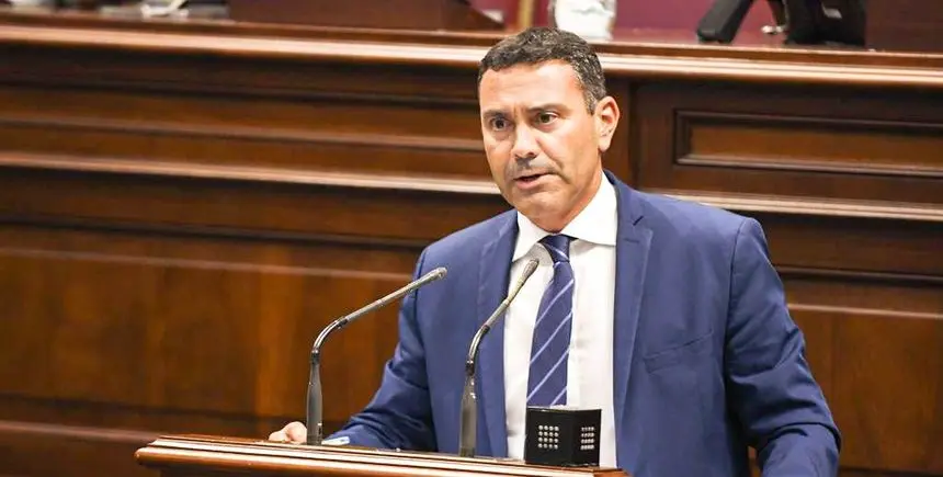 Oswaldo Betancort durante su intervención en el Parlamento autonómico