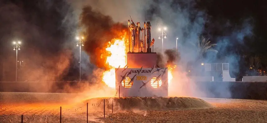 Imagen de la hoguera de Arrecife por las fiestas de San Juan.