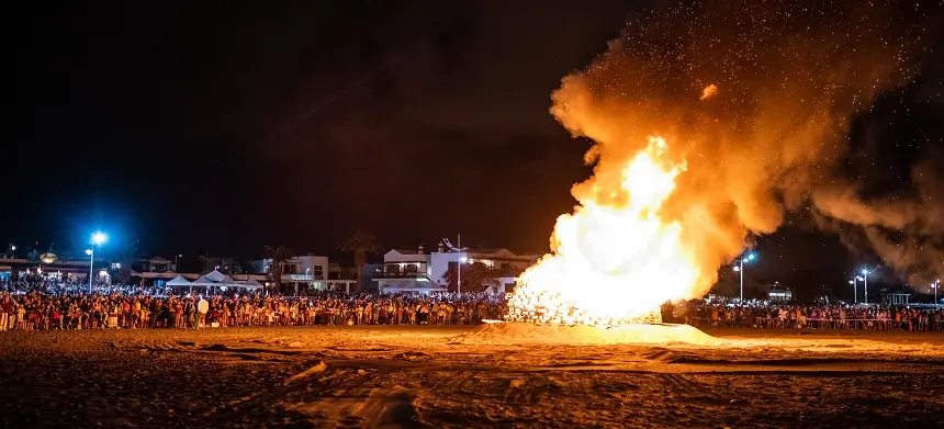 Imagen de la hoguera de San Juan de Playa Honda.