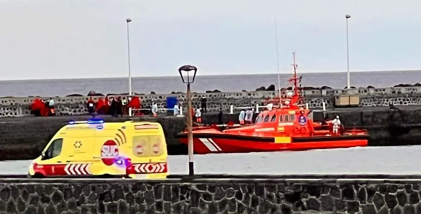 Imagen de archivo de otra embarcación con inmigrantes en el muelle comercial de Arrecife