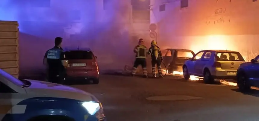 Los bomberos y la Policía Local de Arrecife impidieron que se extendiera el fuego a otros vehículos