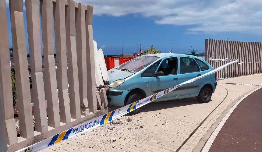 Imagen de cómo quedó el muro del puerto tras el impacto