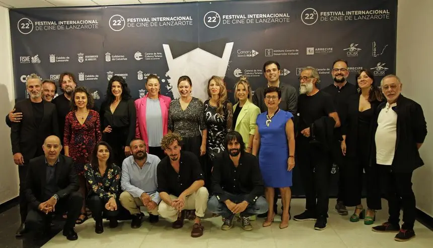 Foto de familia de la gente que participó en el festival