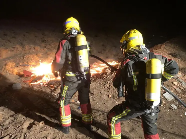 Los bomberos sofocan un incendio en las inmediaciones de la escombrera de Arrecife.