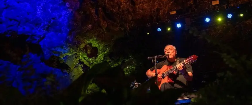 Toquinho durante su actuación en el Auditorio de los Jameos del Agua.