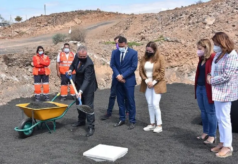 Ángel Víctor Torres colocando la primera piedra de centrosociosanitario de Tahiche junto a Oswaldo Betancort y María Dolores Corujo.