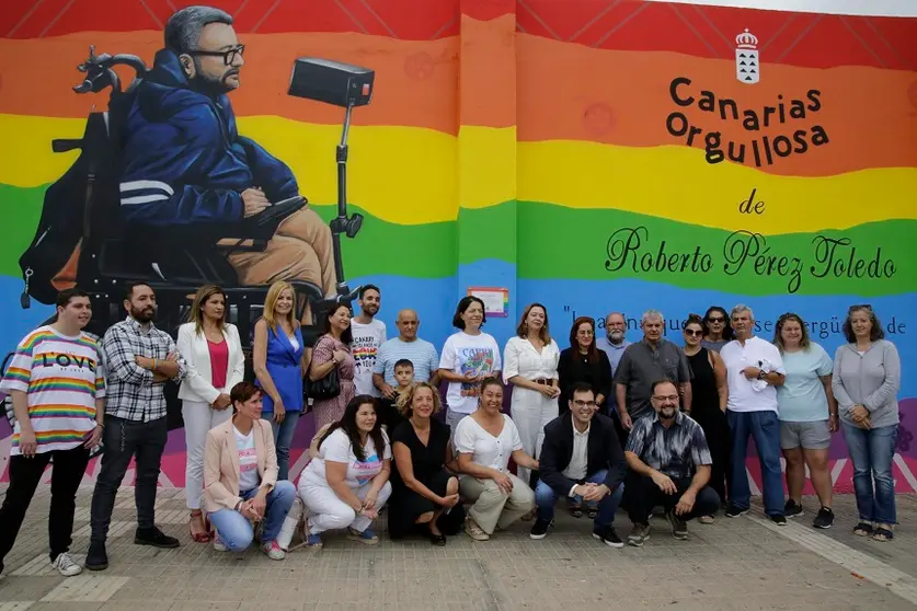 María Dolores Corujo junto al resto de presentante políticos y colecvitvos junto al mural de Roberto Pérez Toledo.